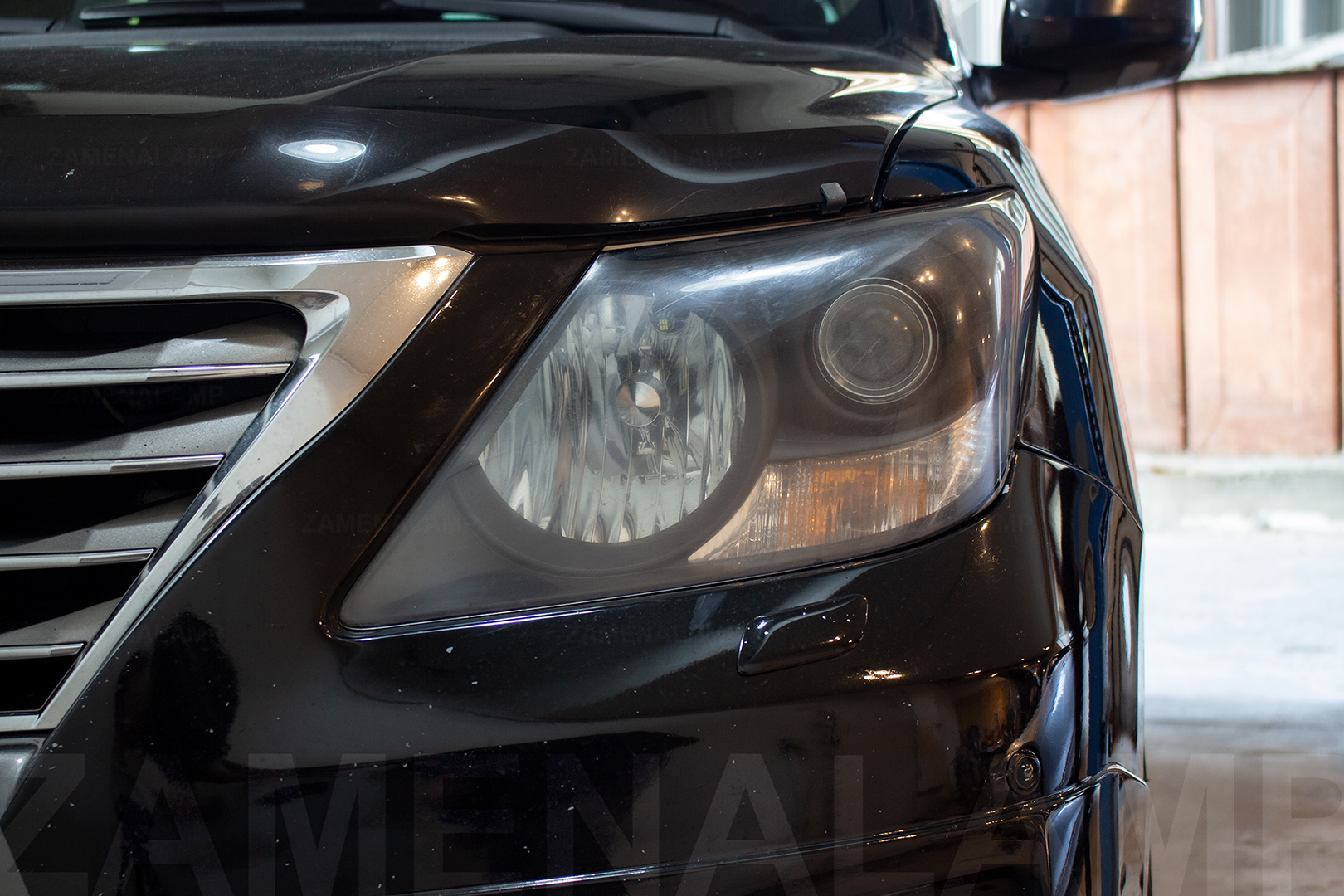 Зовнішній вигляд лівої фари Lexus LX 570 ДО початку робіт з шліфування, полірування та бронювання фар плівкою