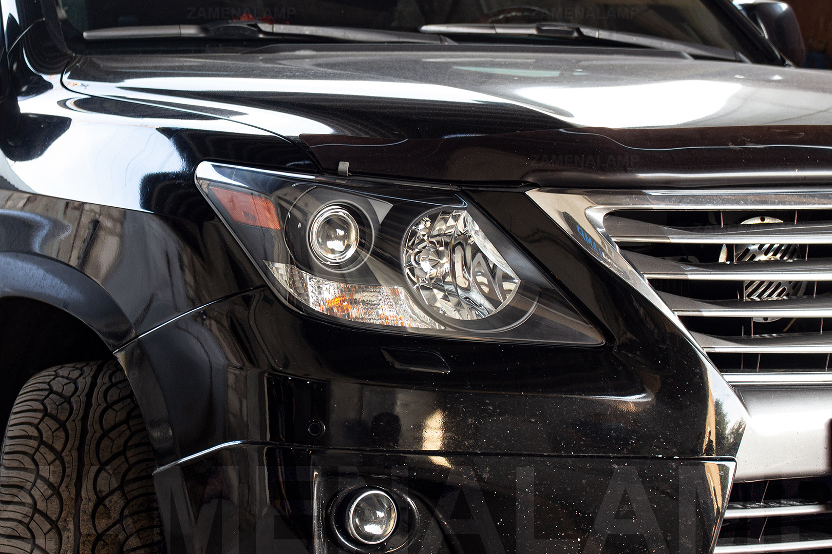 Зовнішній вигляд правої фари Lexus LX 570 ПІСЛЯ шліфування, полірування та бронювання поліуретановою плівкою SunTek PPF USA