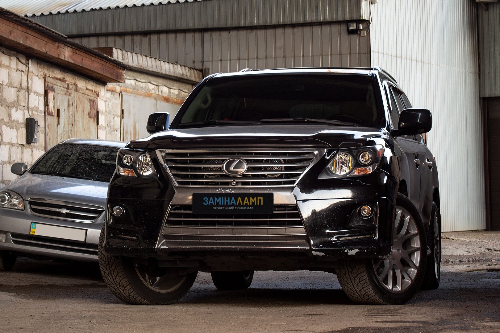 LEXUS LX 570 - шліфування, полірування та бронювання фар плівкою