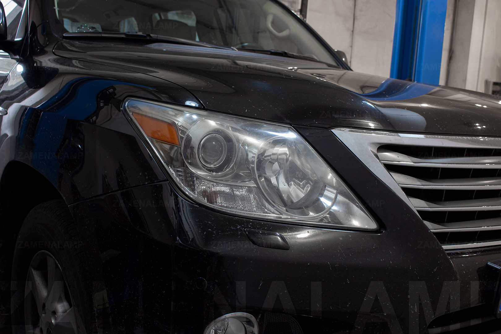 Зовнішній вигляд правої фари Lexus LX 570 ДО початку робіт із заміни штатних лінз на біксенонові лінзи Hella F Plus