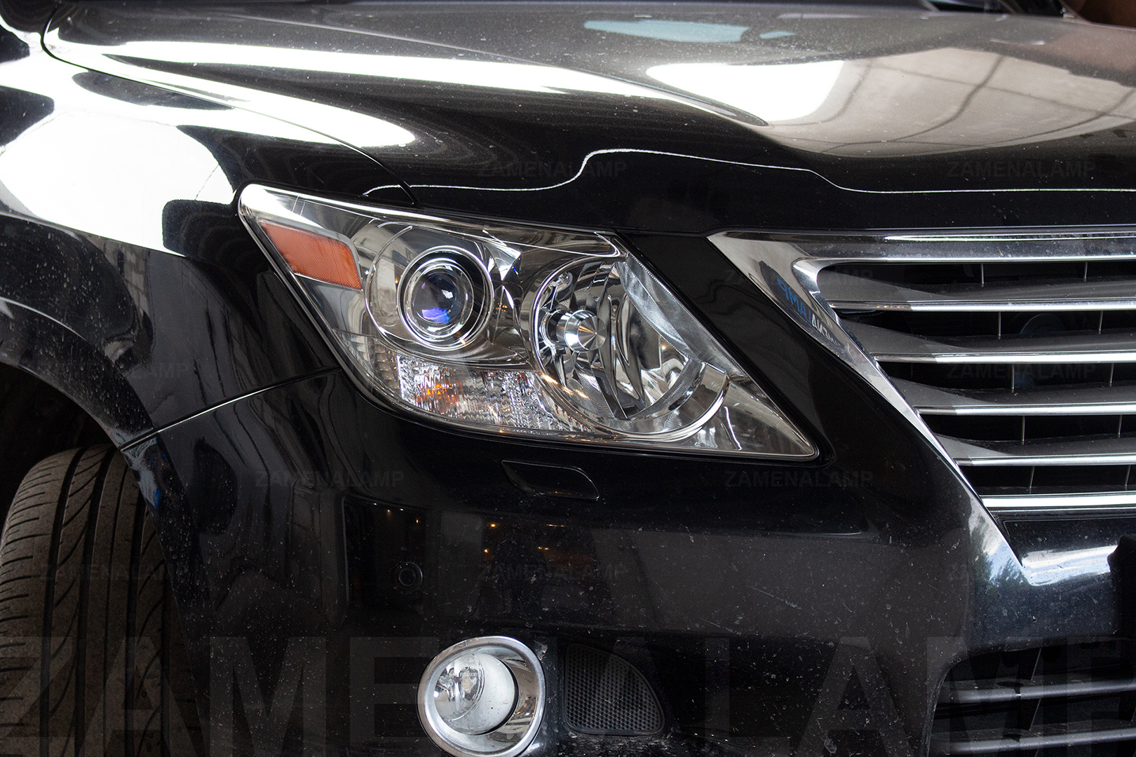 Зовнішній вигляд правої фари Lexus LX 570 ПІСЛЯ заміни штатних лінз на біксенонові та обклеювання поліуретановою плівкою