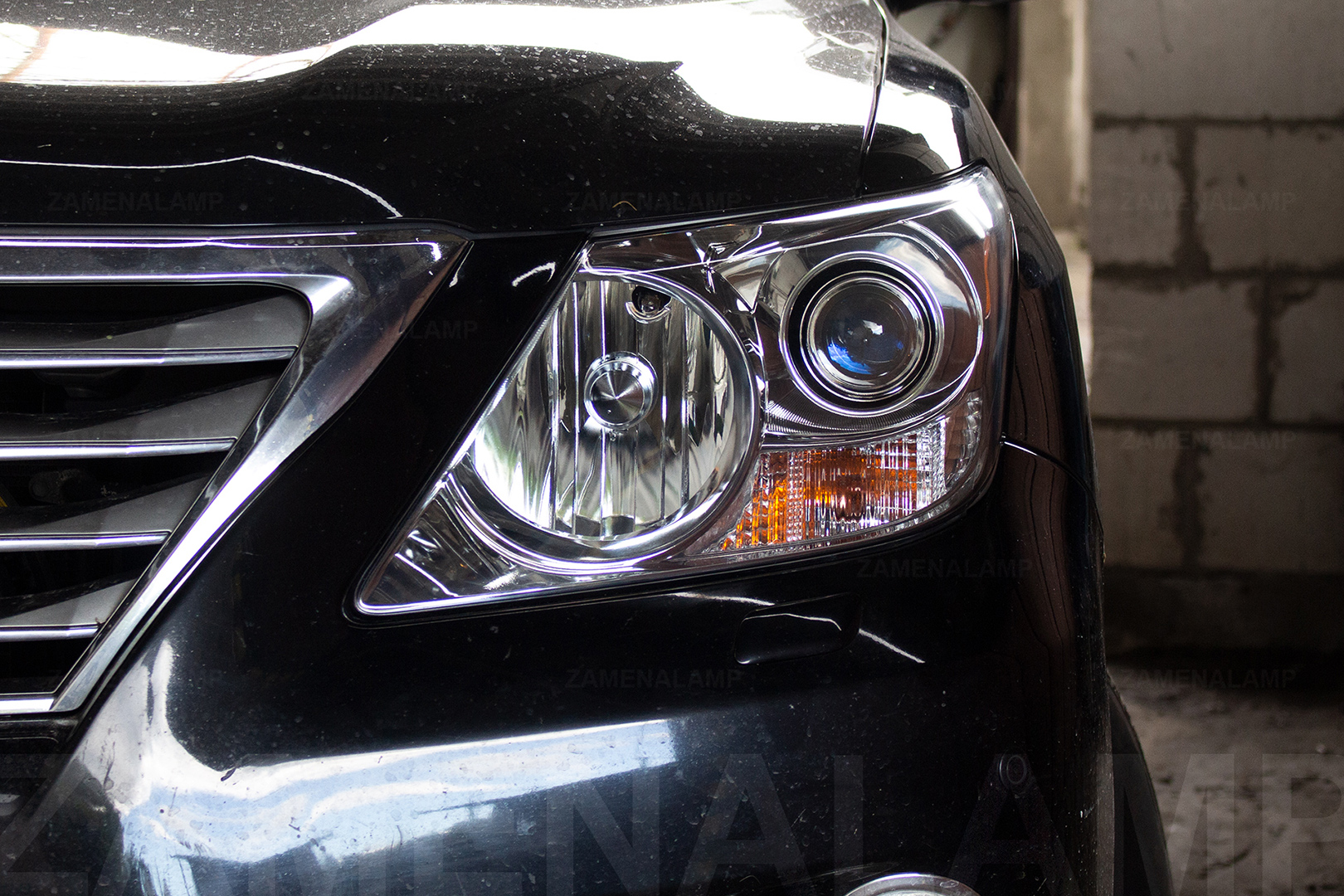 Зовнішній вигляд лівої фари Lexus LX 570 ПІСЛЯ заміни штатних лінз на біксенонові та обклеювання поліуретановою плівкою
