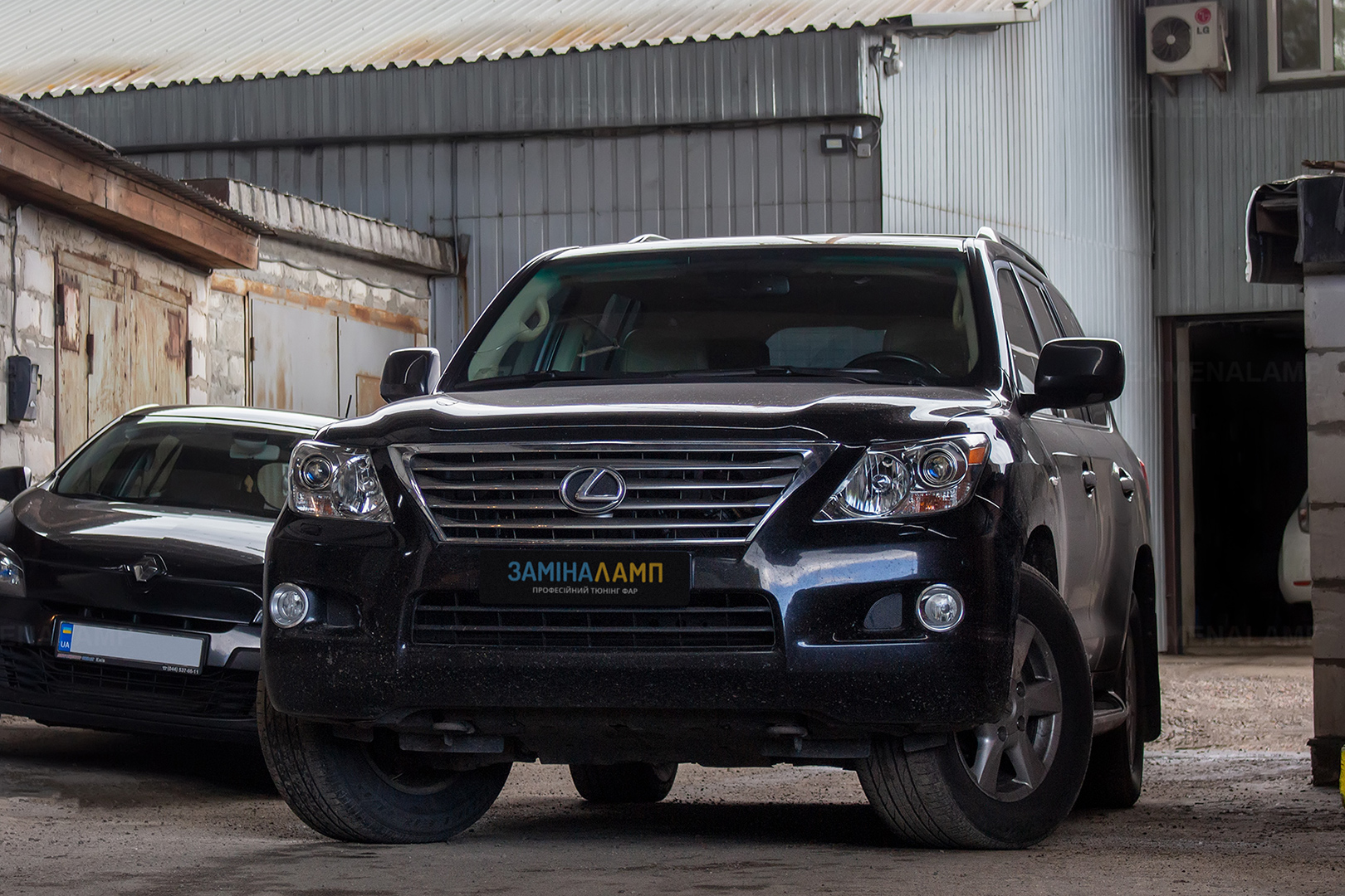 LEXUS LX 570 заміна штатних лінз на Hella F Plus