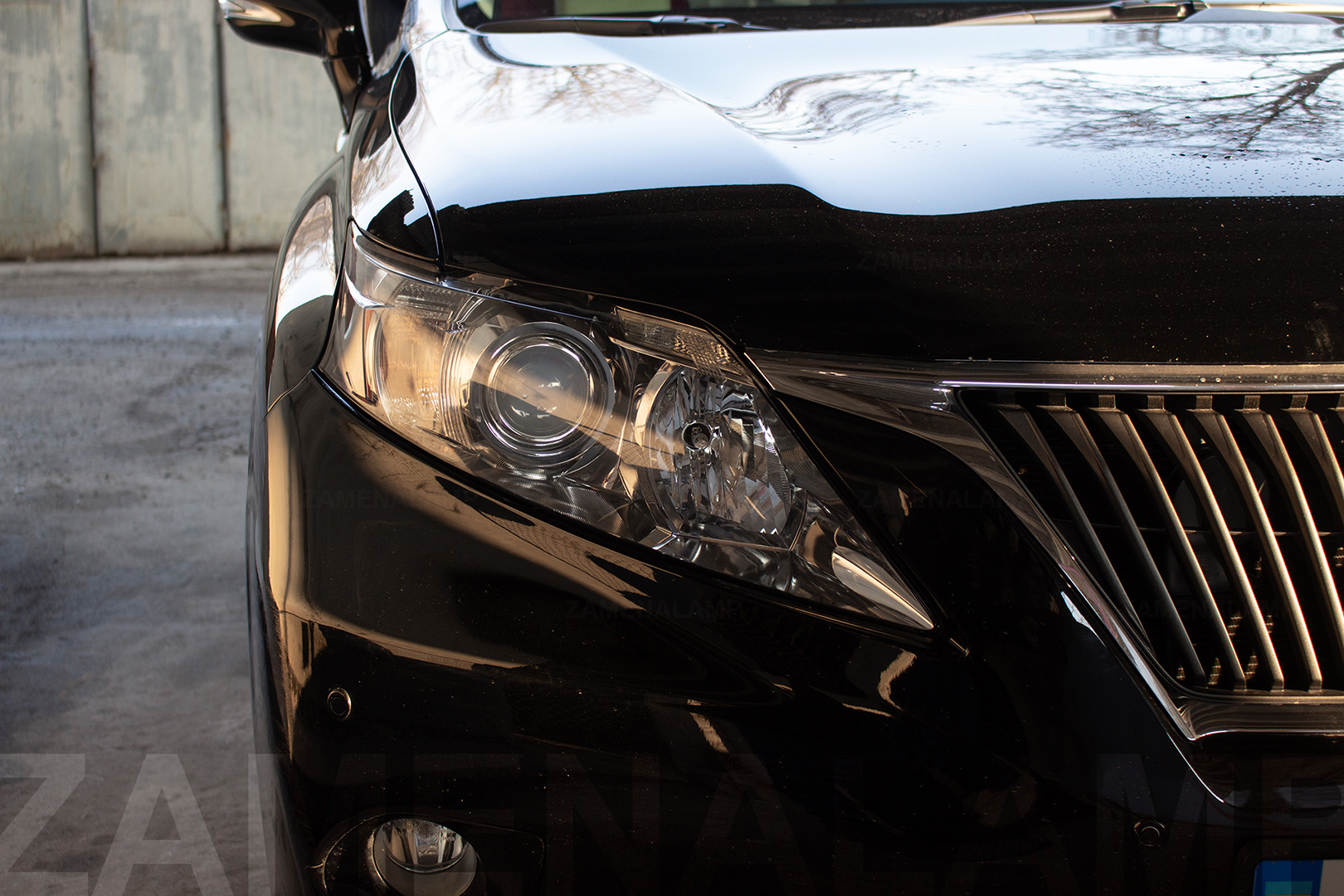 Зовнішній вигляд правої фари Lexus RX ДО початку робіт із заміни штатних лінз
