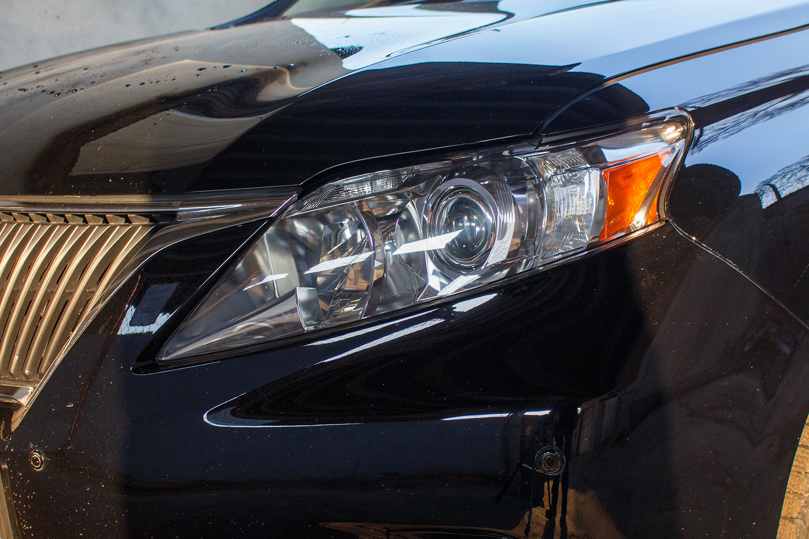 Зовнішній вигляд лівої фари Lexus RX ДО початку робіт із заміни штатних лінз