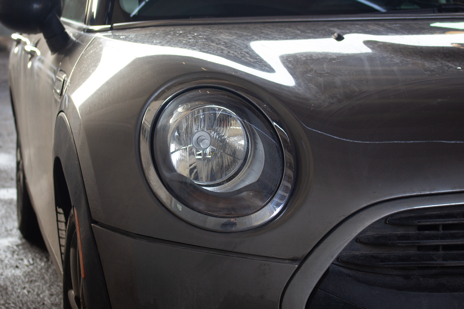 Зовнішній вигляд правої фари MINI Clubman ДО початку робіт із встановлення світлодіодних лінз Bi-LED T-Rex One