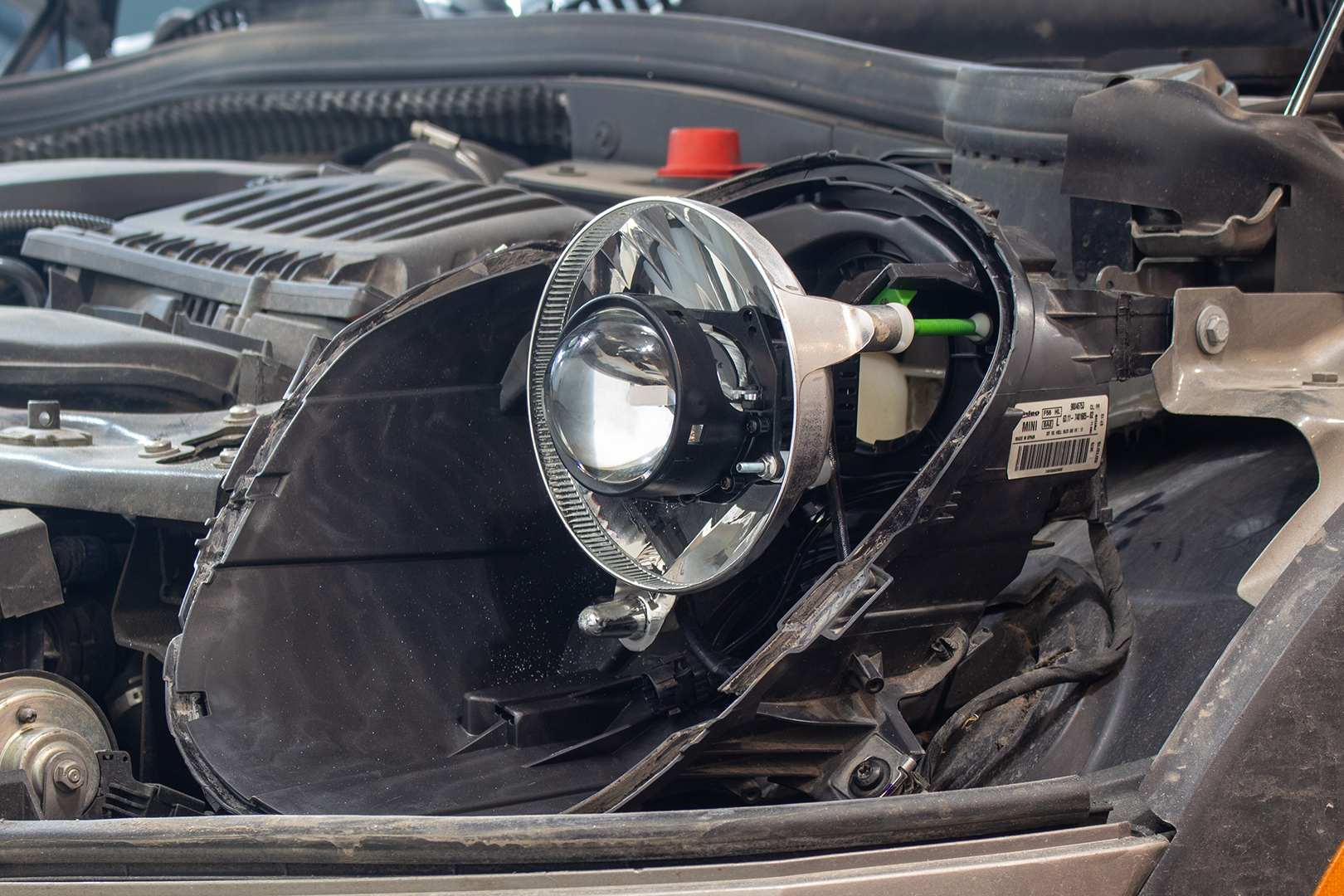 Закріпили світлодіодну лінзу Bi-LED T-Rex One у лівій фарі MINI Clubman