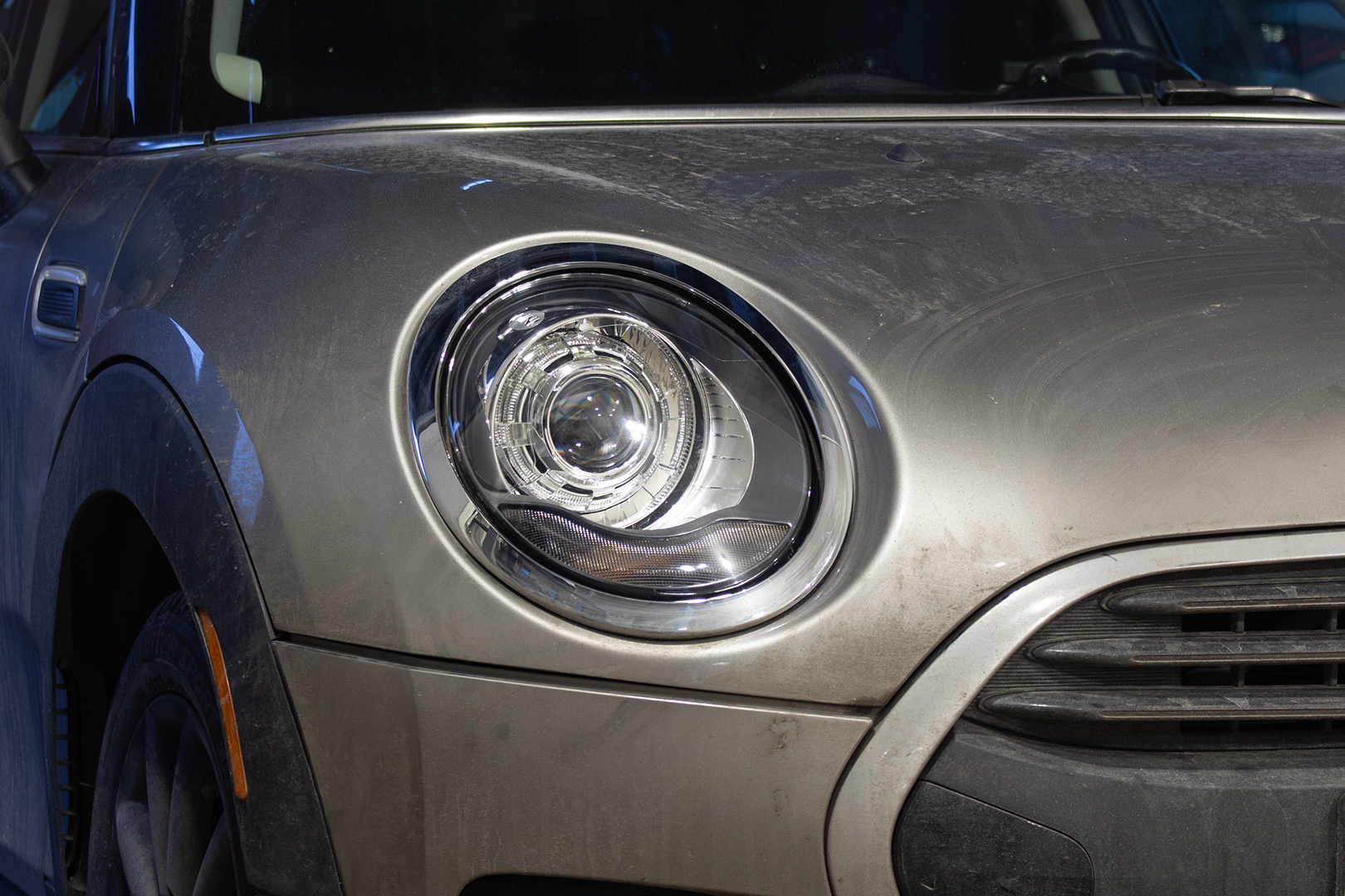 Зовнішній вигляд правої фари MINI Clubman ПІСЛЯ встановлення світлодіодних лінз Bi-LED T-Rex One