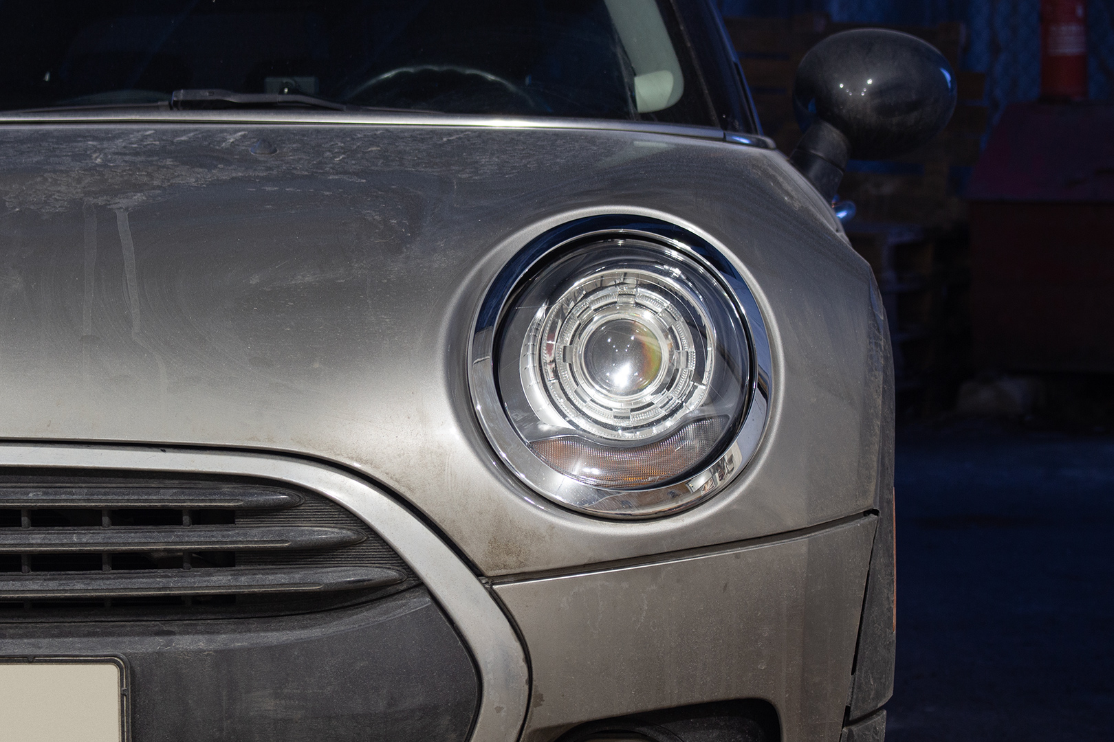 Зовнішній вигляд лівої фари MINI Clubman ПІСЛЯ встановлення світлодіодних лінз Bi-LED T-Rex One