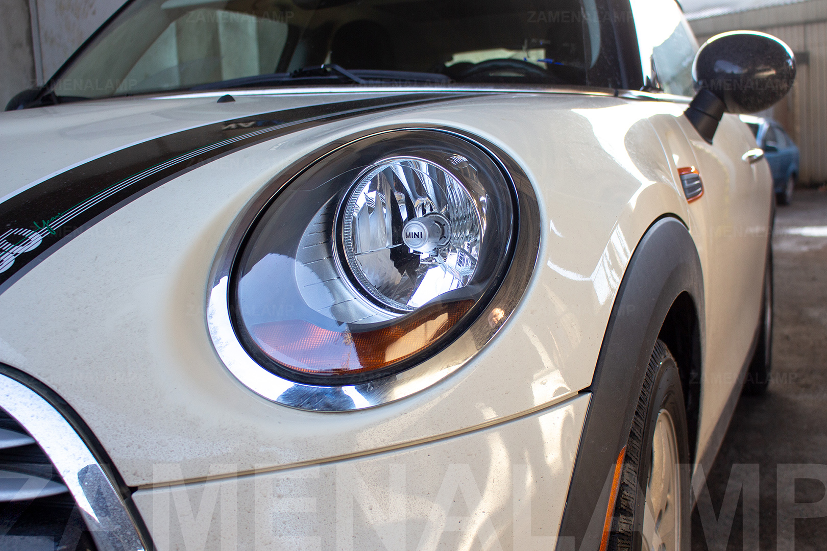 Зовнішній вигляд лівої фари MINI Cooper ДО початку робіт із встановлення біксенонових лінз Hella 3R Blue