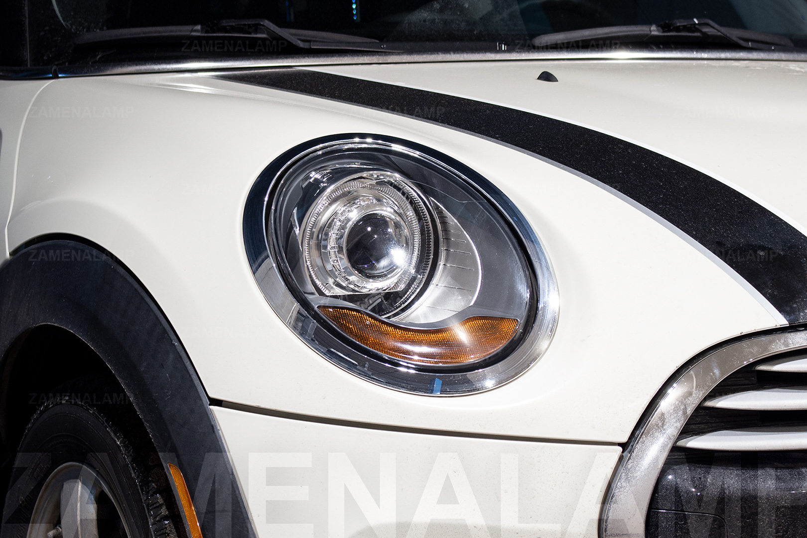 Зовнішній вигляд правої фари MINI Cooper ПІСЛЯ встановлення біксенонових лінз Hella 3R Blue