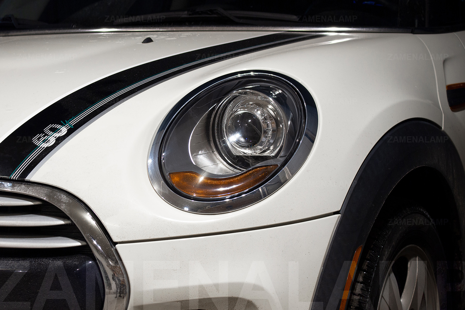 Зовнішній вигляд лівої фари MINI Cooper ПІСЛЯ встановлення біксенонових лінз Hella 3R Blue