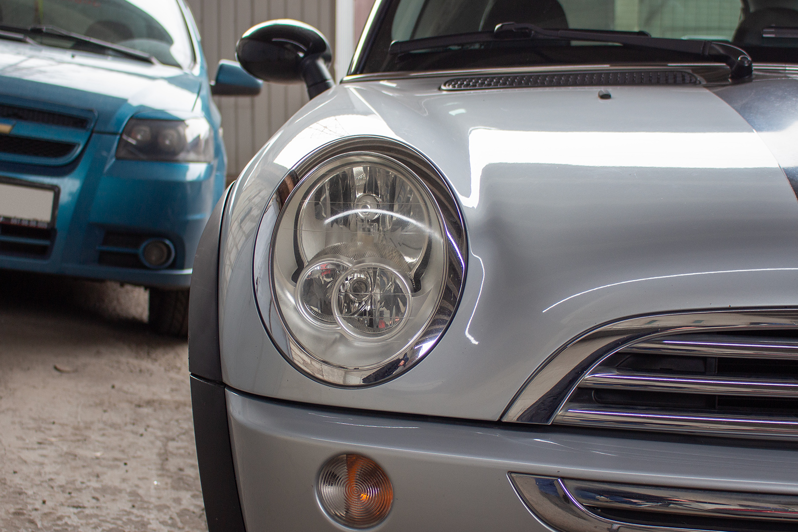 Зовнішній вигляд правої фари MINI Cooper ДО початку робіт із встановлення біксенонових лінз
