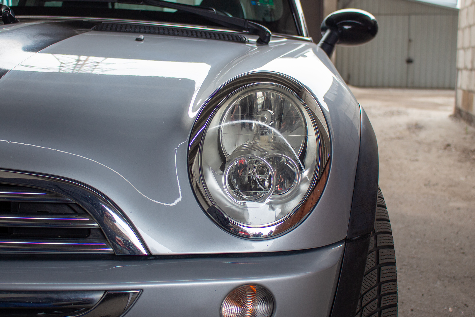 Зовнішній вигляд правої фари MINI Cooper ДО початку робіт із встановлення біксенонових лінз