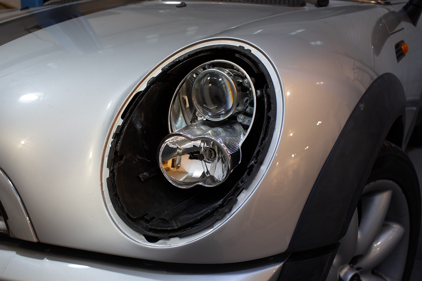 Закріпили біксенонову лінзу Koito Q5 у лівій фарі MINI Cooper
