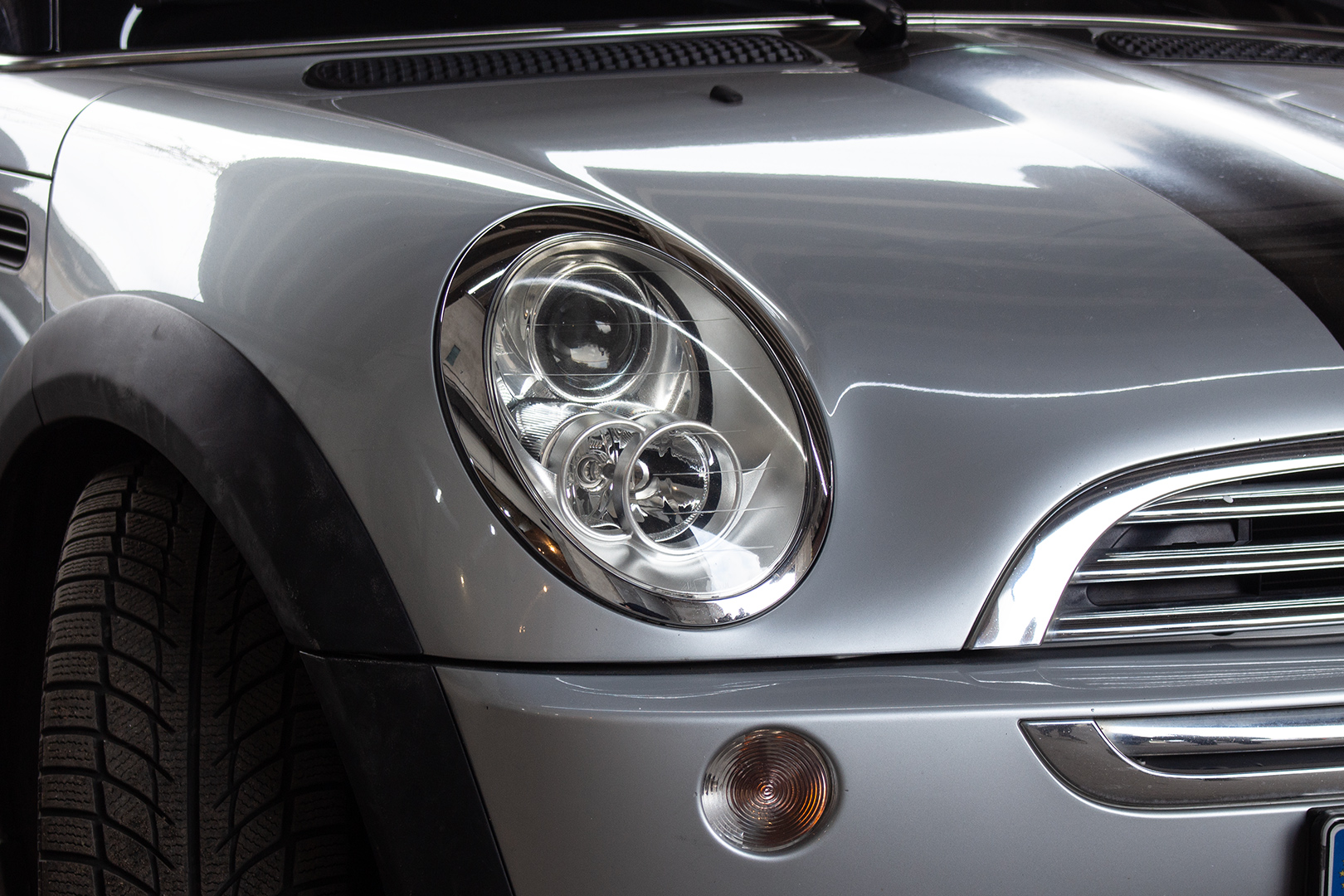 Зовнішній вигляд правої фари MINI Cooper ПІСЛЯ встановлення біксенонових лінз Koito Q5