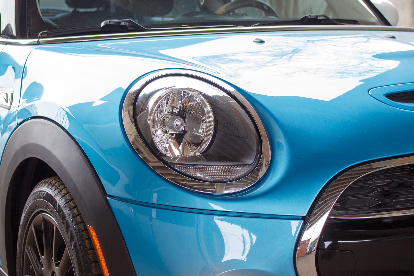 Зовнішній вигляд правої фари MINI Cooper S ДО початку робіт із встановлення біксенонових лінз Hella 5 Blue