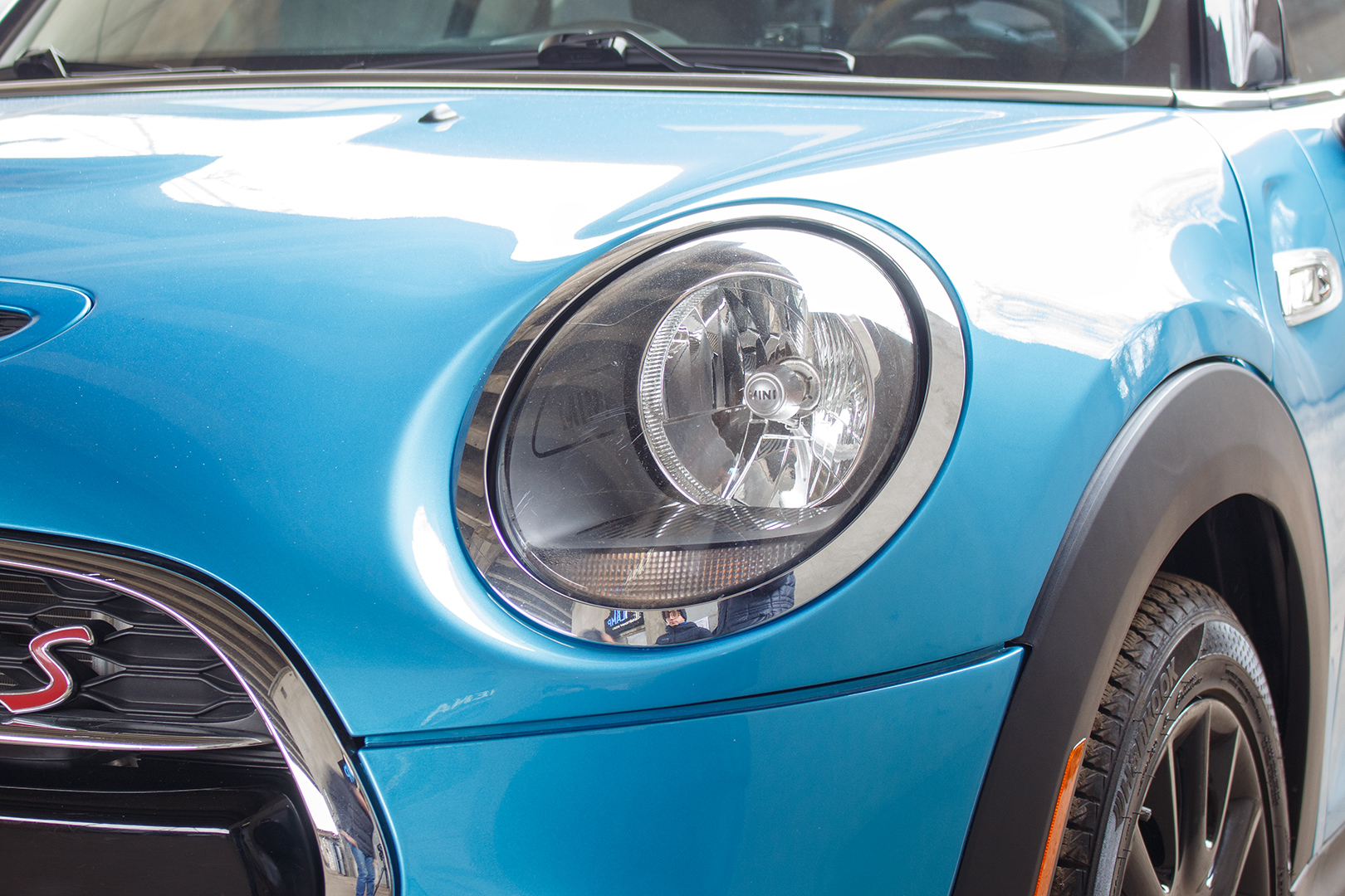 Зовнішній вигляд лівої фари MINI Cooper S ДО початку робіт із встановлення біксенонових лінз Hella 5 Blue