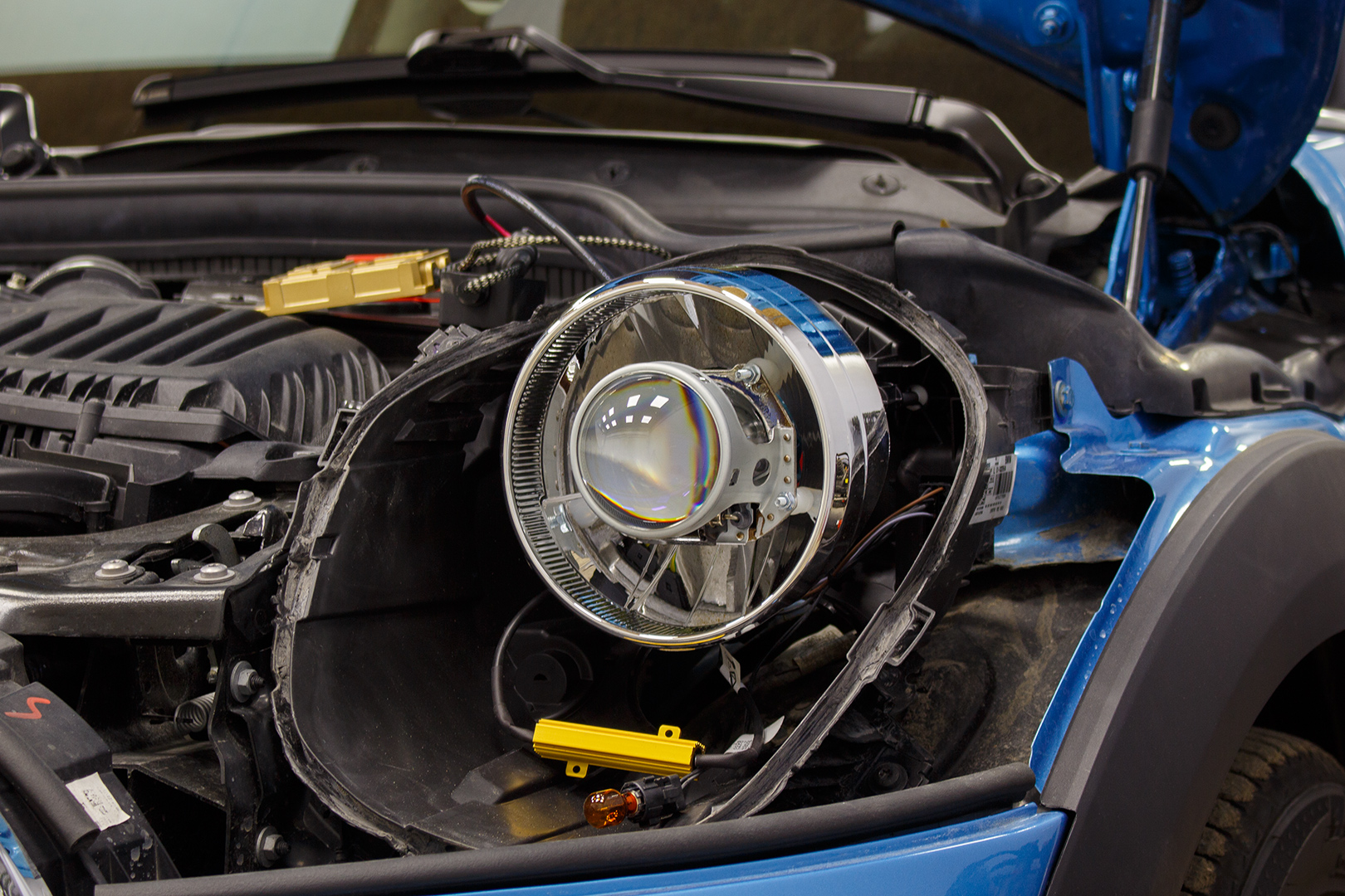 Закріпили біксенонову лінзу Hella 5 Blue у лівій фарі MINI Cooper S