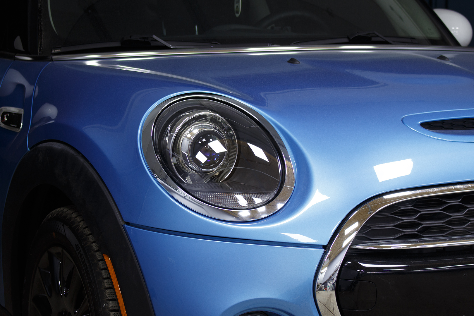 Зовнішній вигляд правої фари MINI Cooper S ПІСЛЯ встановлення біксенонових лінз Hella 5 Blue та бронювання поліуретановою плівкою