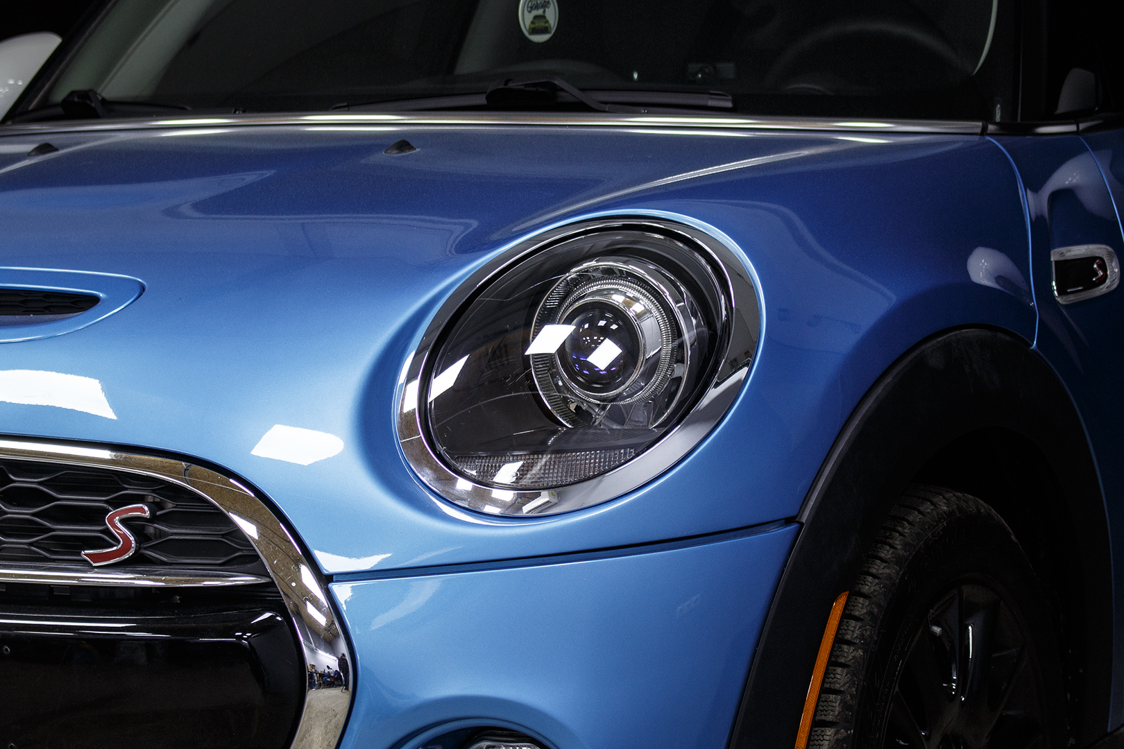 Зовнішній вигляд лівої фари MINI Cooper S ПІСЛЯ встановлення біксенонових лінз Hella 5 Blue та бронювання поліуретановою плівкою