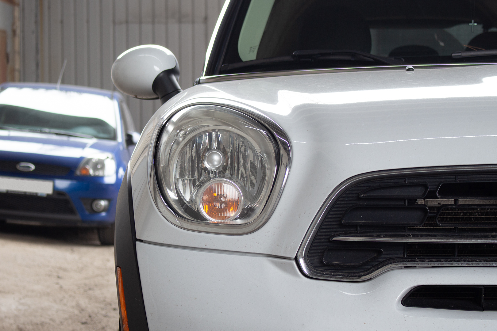 Зовнішній вигляд правої фари MINI Cooper S Countryman ДО початку робіт із встановлення біксенонових лінз