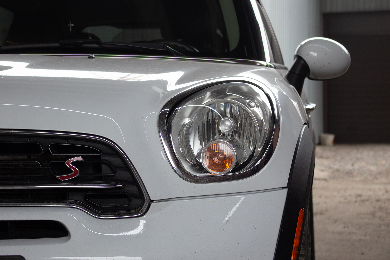 Зовнішній вигляд лівої фари MINI Cooper S Countryman ДО початку робіт із встановлення біксенонових лінз