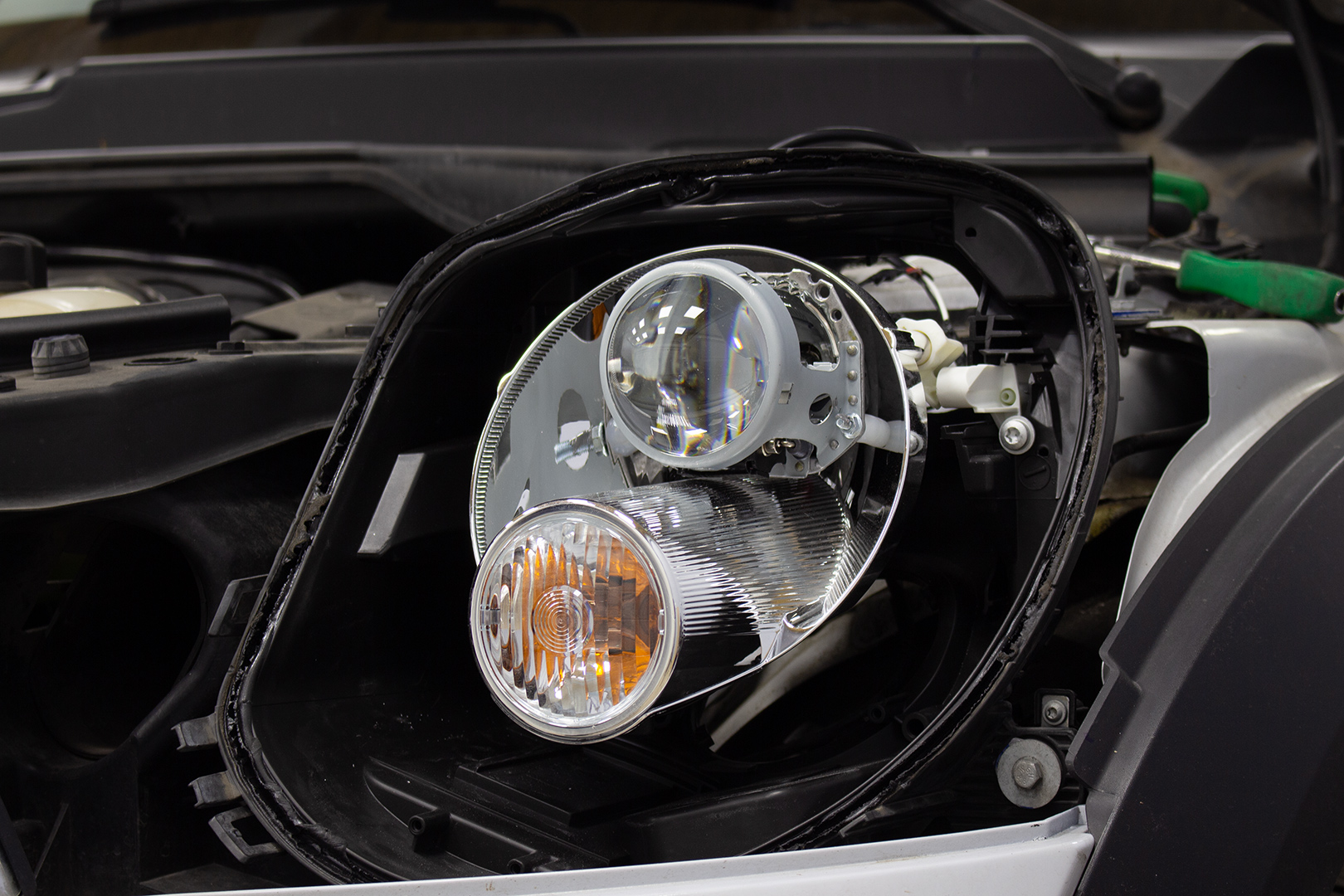Закріпили біксенонову лінзу Hella 3R Universal у лівій фарі MINI Cooper S Countryman