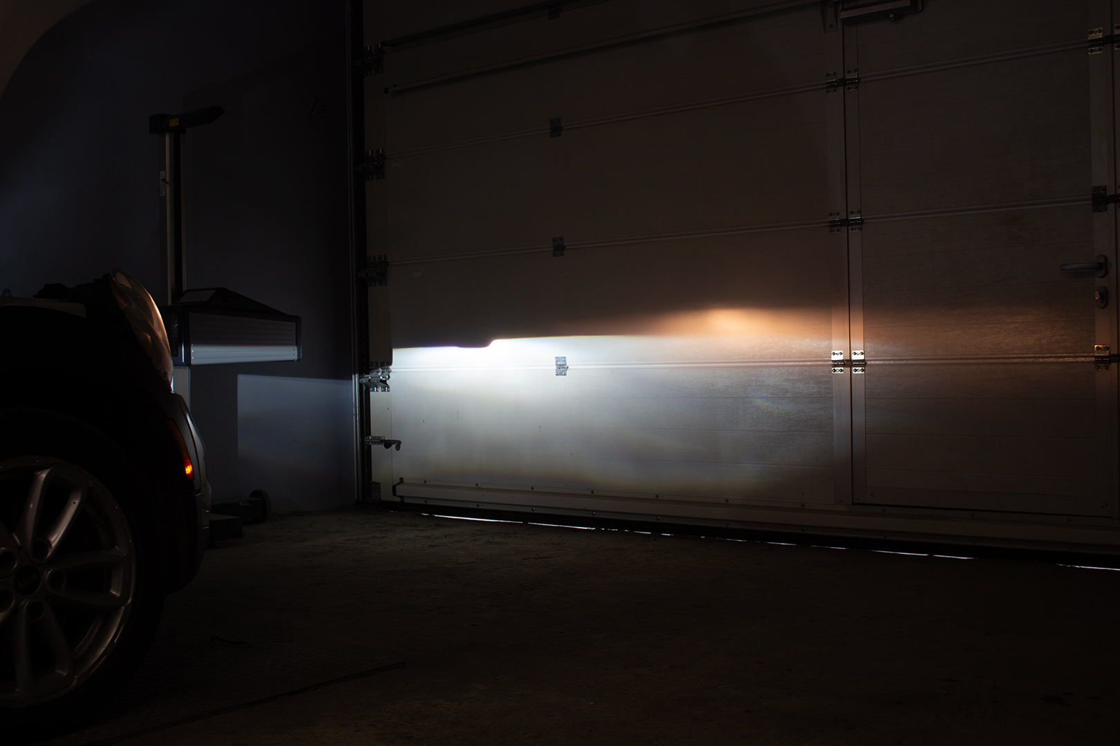 Порівняння світла фар - Праворуч штатний рефлектор MINI Cooper S Countryman з галогенною лампою, ліворуч ми встановили біксенонову лінзу Hella 3R Universal