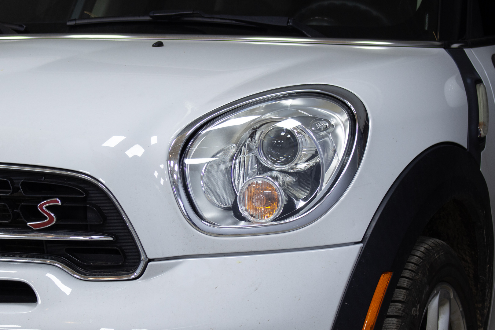 Зовнішній вигляд лівої фари MINI Cooper S Countryman ПІСЛЯ встановлення біксенонових лінз Hella 3R Universal