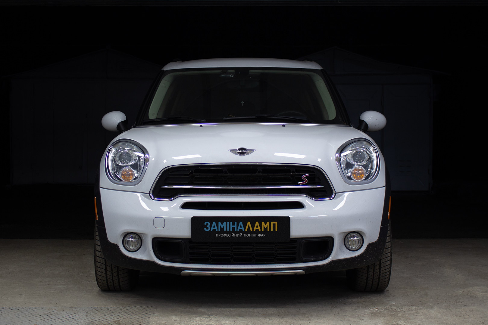 MINI Cooper S Countryman встановлення біксенонових лінз Hella 3R Universal