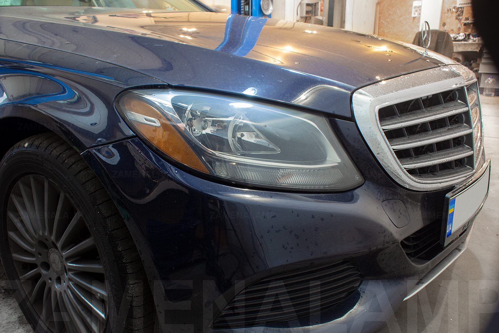 Зовнішній вигляд правої фари Mercedes-Benz W205 ДО початку робіт із встановлення біксенонових лінз Hella 3R Mate Glass