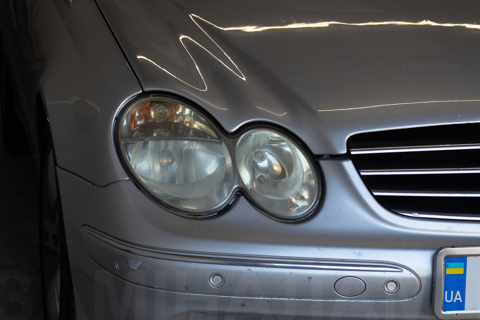 Зовнішній вигляд правої фари Mercedes-Benz W209 ДО початку робіт із встановлення біксенонових лінз Hella 3R Mate Glass