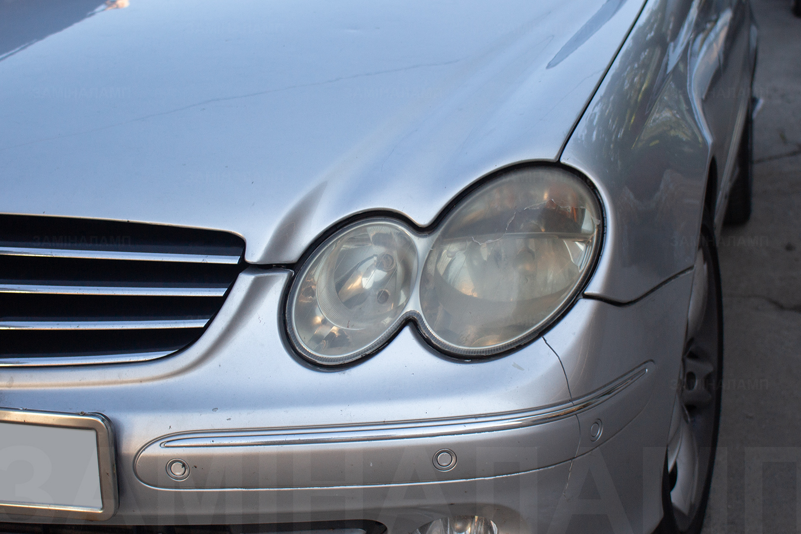 Зовнішній вигляд лівої фари Mercedes-Benz W209 ДО початку робіт із встановлення біксенонових лінз Hella 3R Mate Glass