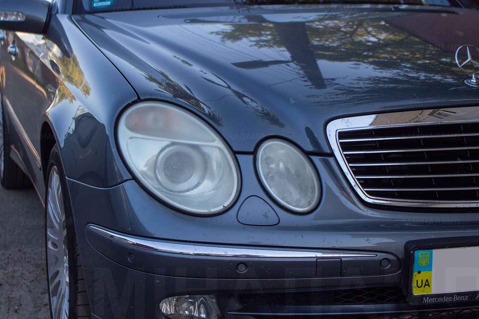 Зовнішній вигляд правої фари Mercedes-Benz W211 ДО початку робіт із заміни штатних лінз на біксенонові лінзи Hella 5