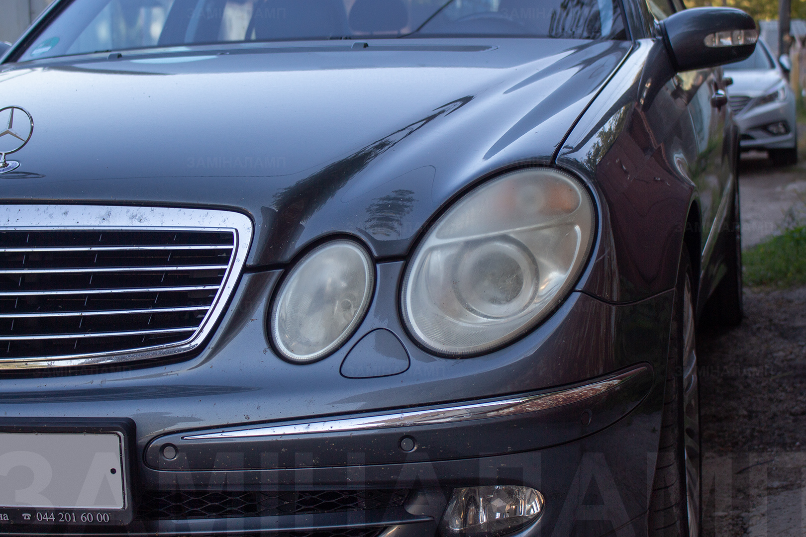 Зовнішній вигляд лівої фари Mercedes-Benz W211 ДО початку робіт із заміни штатних лінз на біксенонові лінзи Hella 5