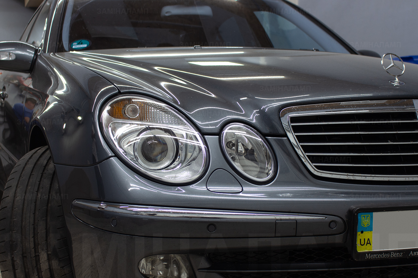 Зовнішній вигляд правої фари Mercedes-Benz W211 ПІСЛЯ заміни штатних лінз на біксенонові лінзи Hella 5, шліфування, полірування та бронювання поліуретановою плівкою SunTek