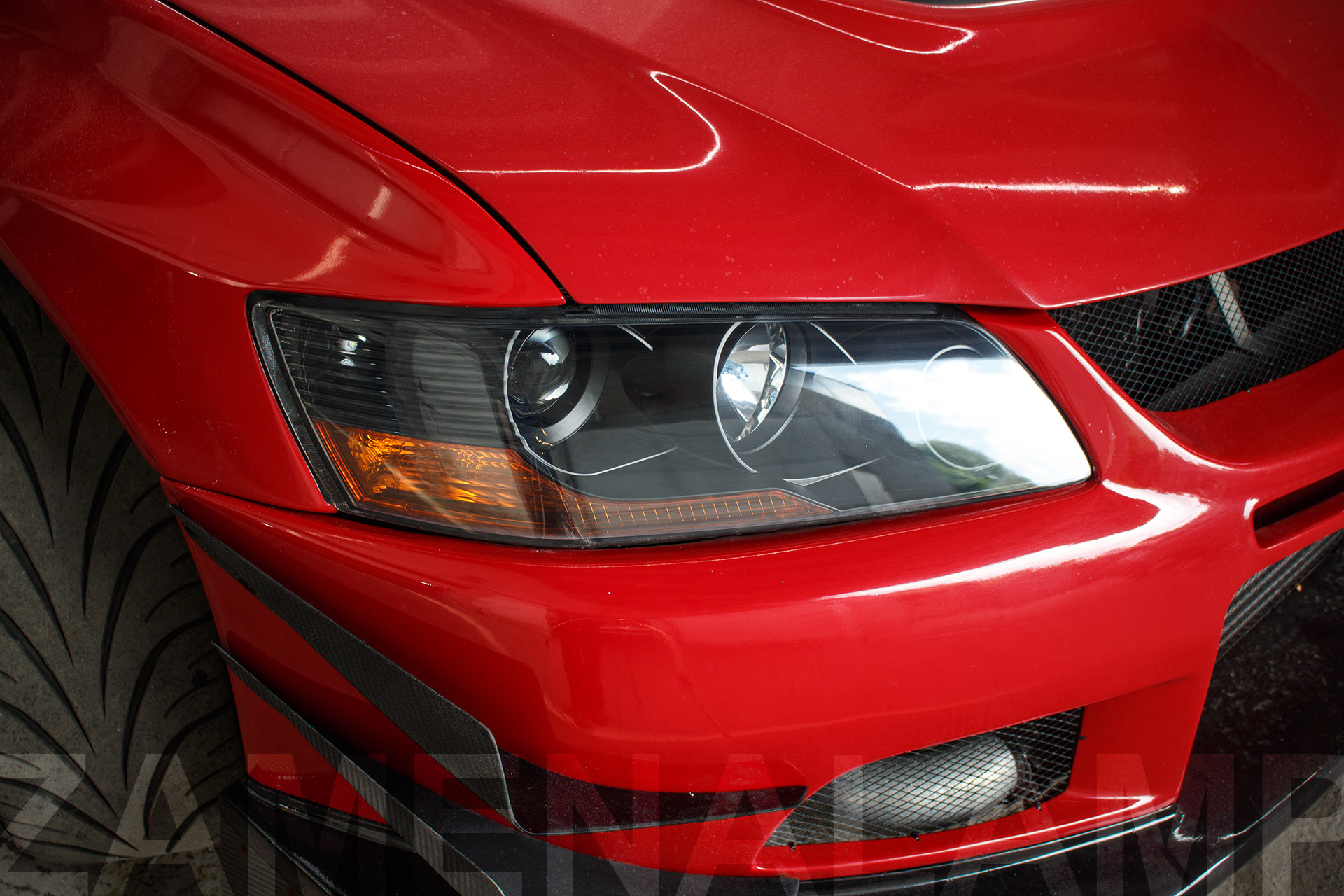 Зовнішній вигляд лівої фари Mitsubishi Lancer EVO IX ПІСЛЯ заміни штатних лінз на біксенонові лінзи Koito Q5