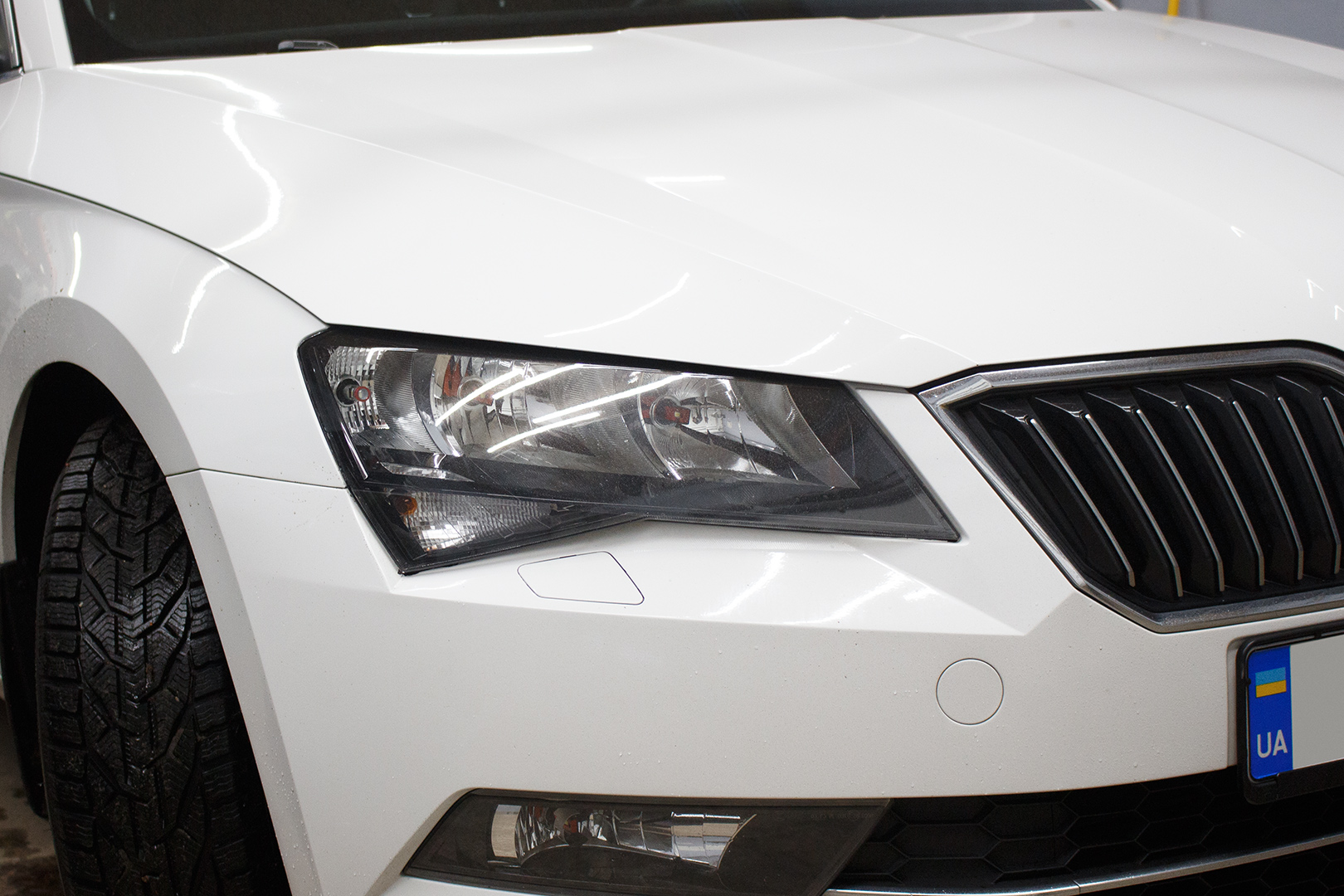 Зовнішній вигляд правої фари Skoda Superb ДО початку робіт із встановлення лінз Bi-Led T-Rex Pro