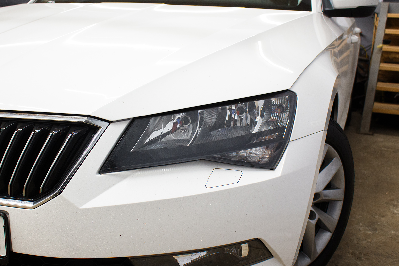 Зовнішній вигляд лівої фари Skoda Superb ДО початку робіт із встановлення лінз Bi-Led T-Rex Pro