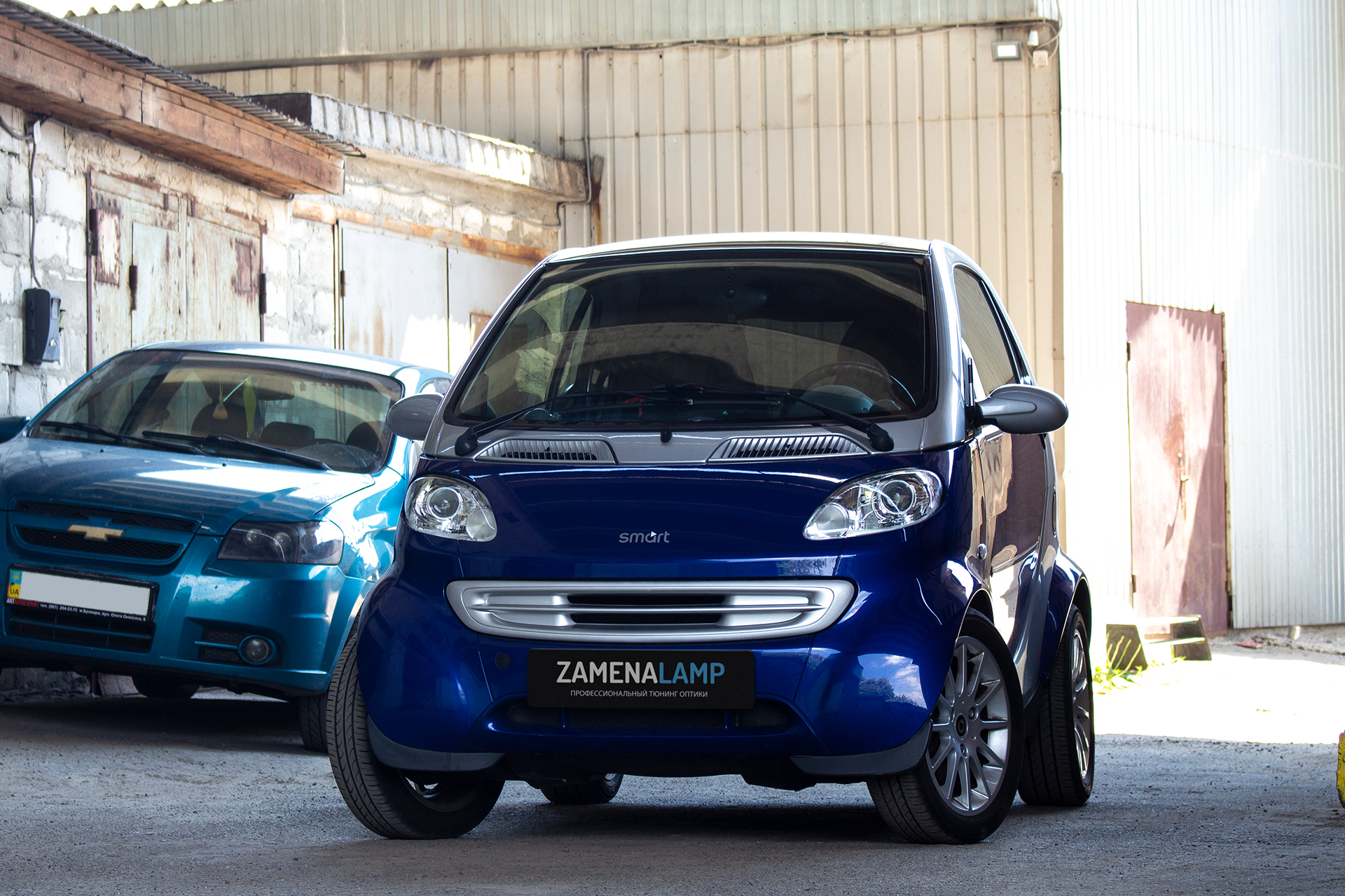 SMART FORTWO встановлення біксенонових лінз Hella 3R Universal