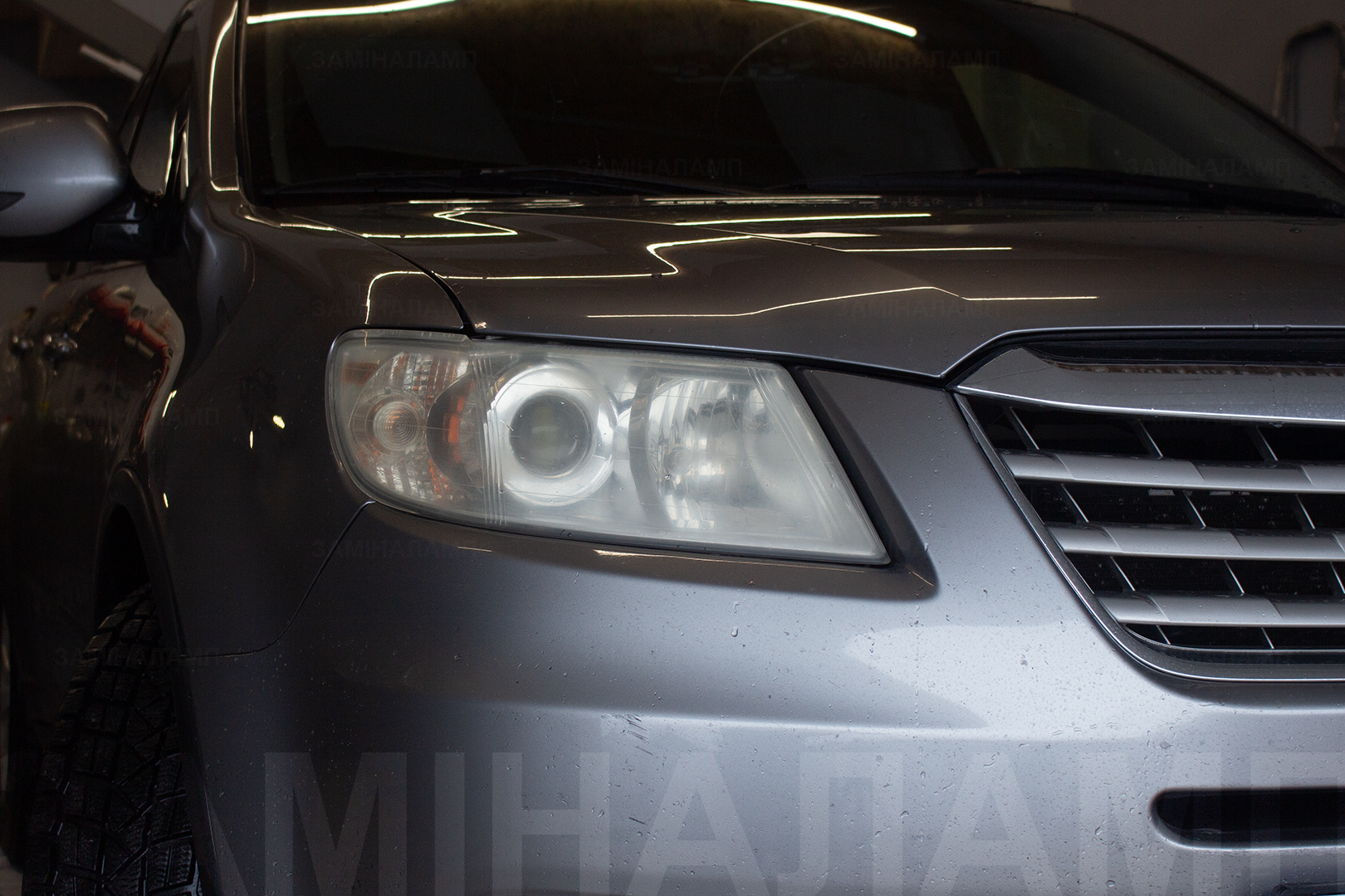Зовнішній вигляд правої фари Subaru Tribeca ДО початку робіт із заміни штатних лінз