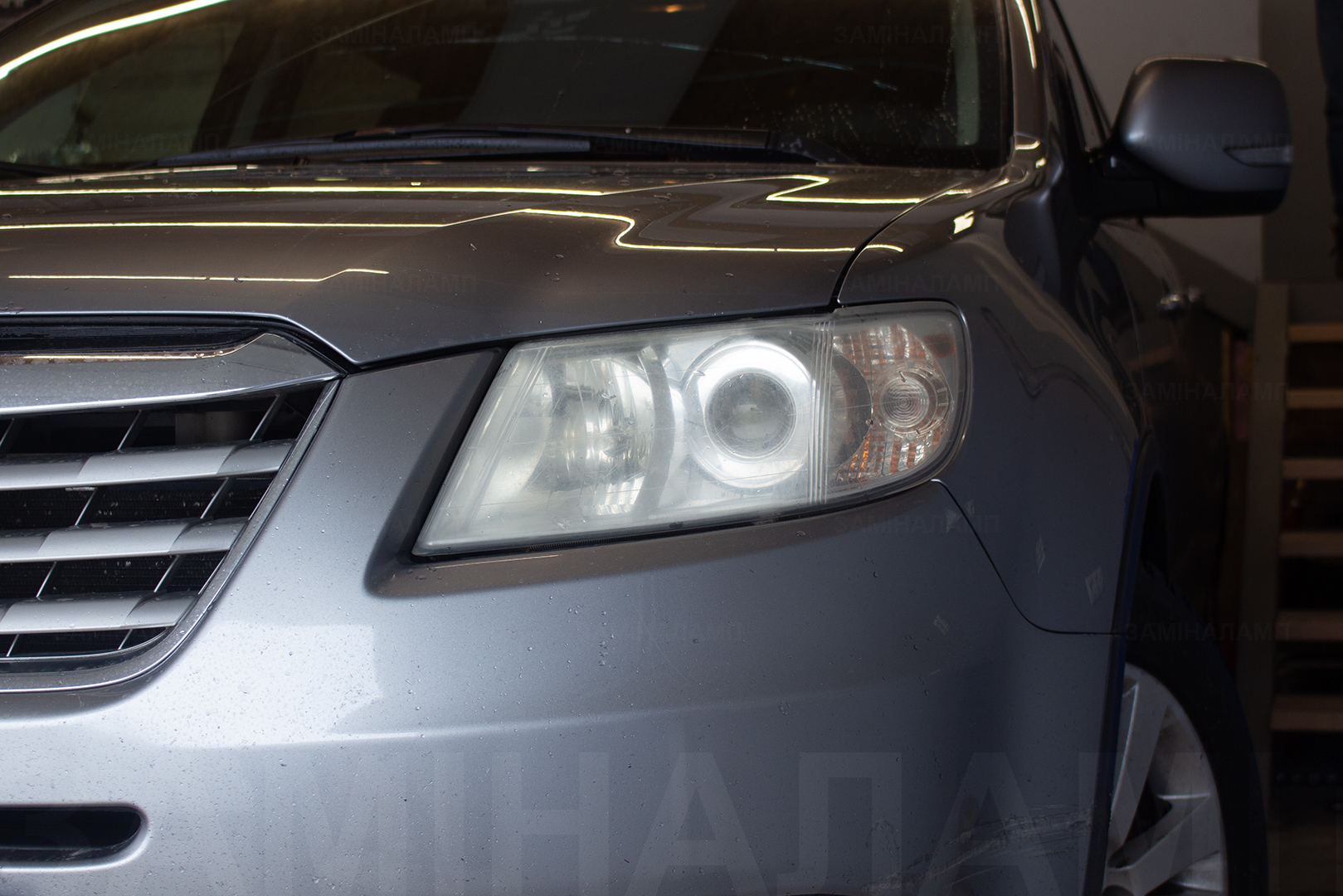 Зовнішній вигляд лівої фари Subaru Tribeca ДО початку робіт із заміни штатних лінз