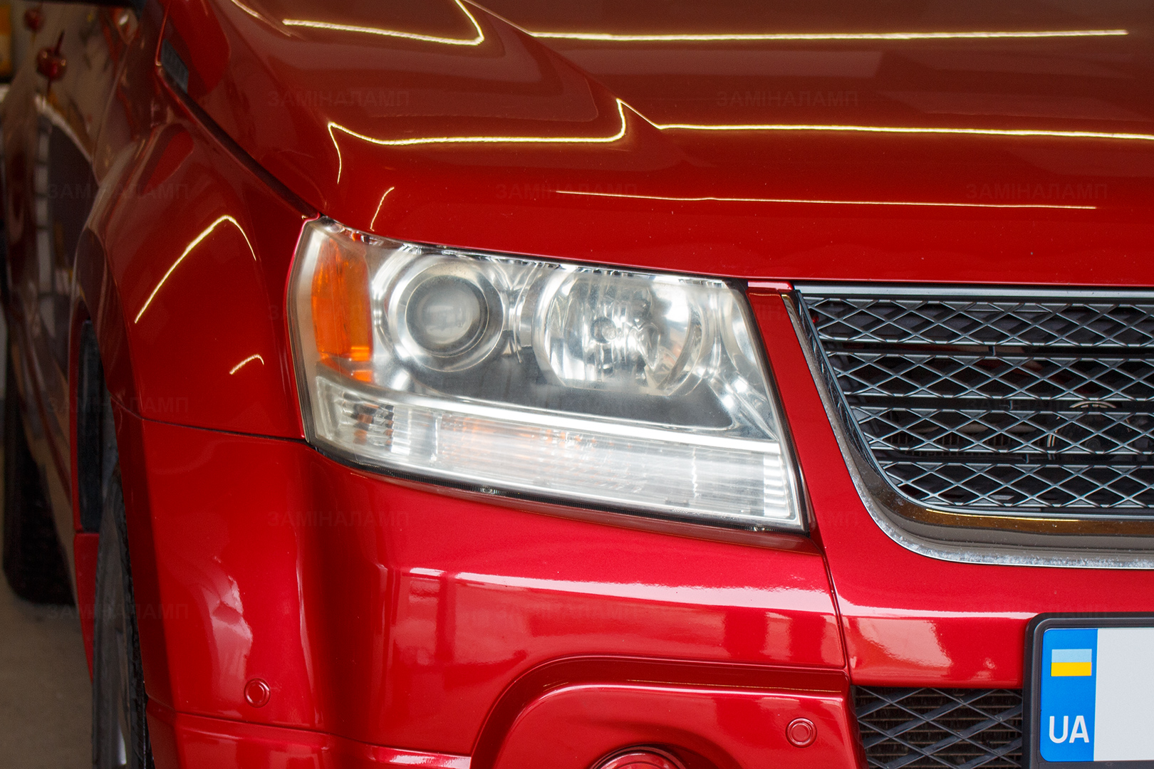 Внешний вид правой фары Suzuki Grand Vitara ДО начала работ по замене штатных галогенных линз на светодиодные линзы Bi-LED T-REX One