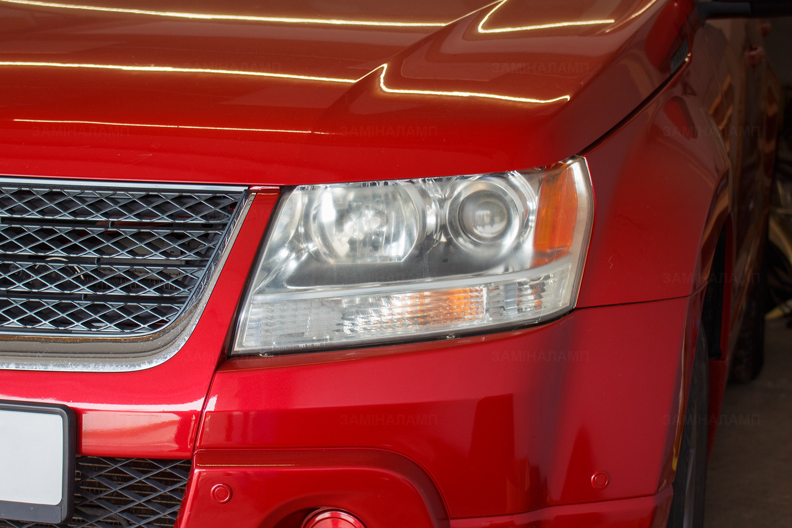 Внешний вид левой фары Suzuki Grand Vitara ДО начала работ по замене штатных галогенных линз на светодиодные линзы Bi-LED T-REX One