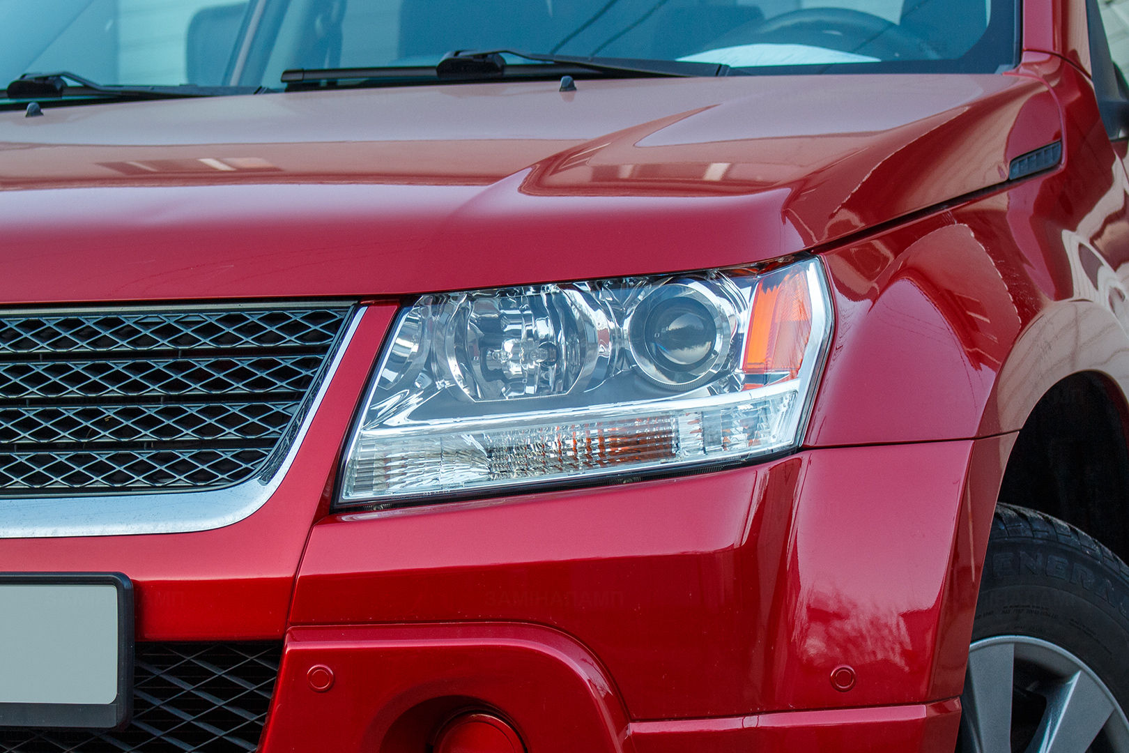 Внешний вид левой фары Suzuki Grand Vitara ПОСЛЕ замены штатных линз на Bi-LED T-REX One, шлифовки, полировки и бронирования полиуретановой плёнкой