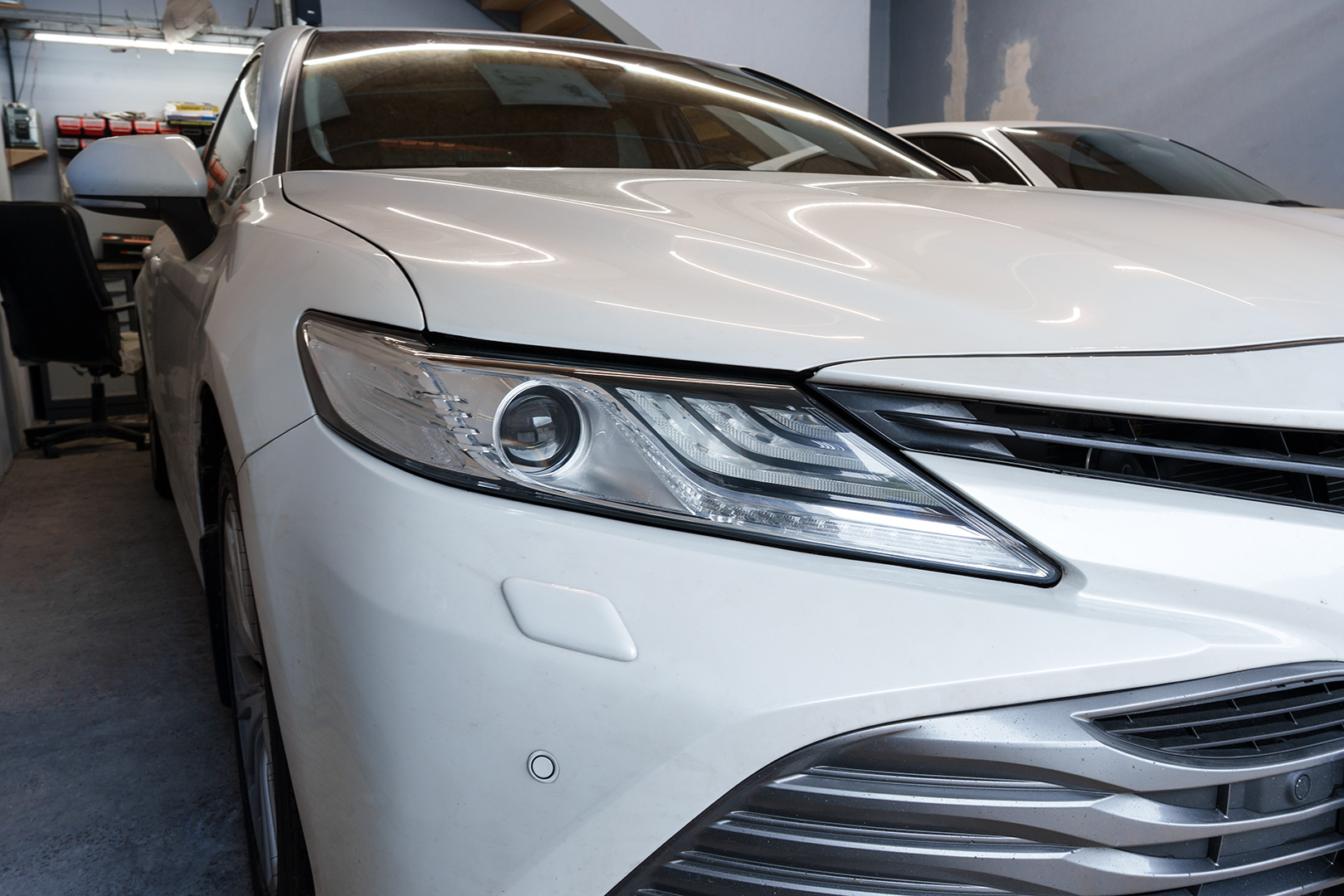 Toyota Camry XV70 заміна штатних LED-лінз на світлодіодні лінзи Bi-Led T-Rex 25 Pro
