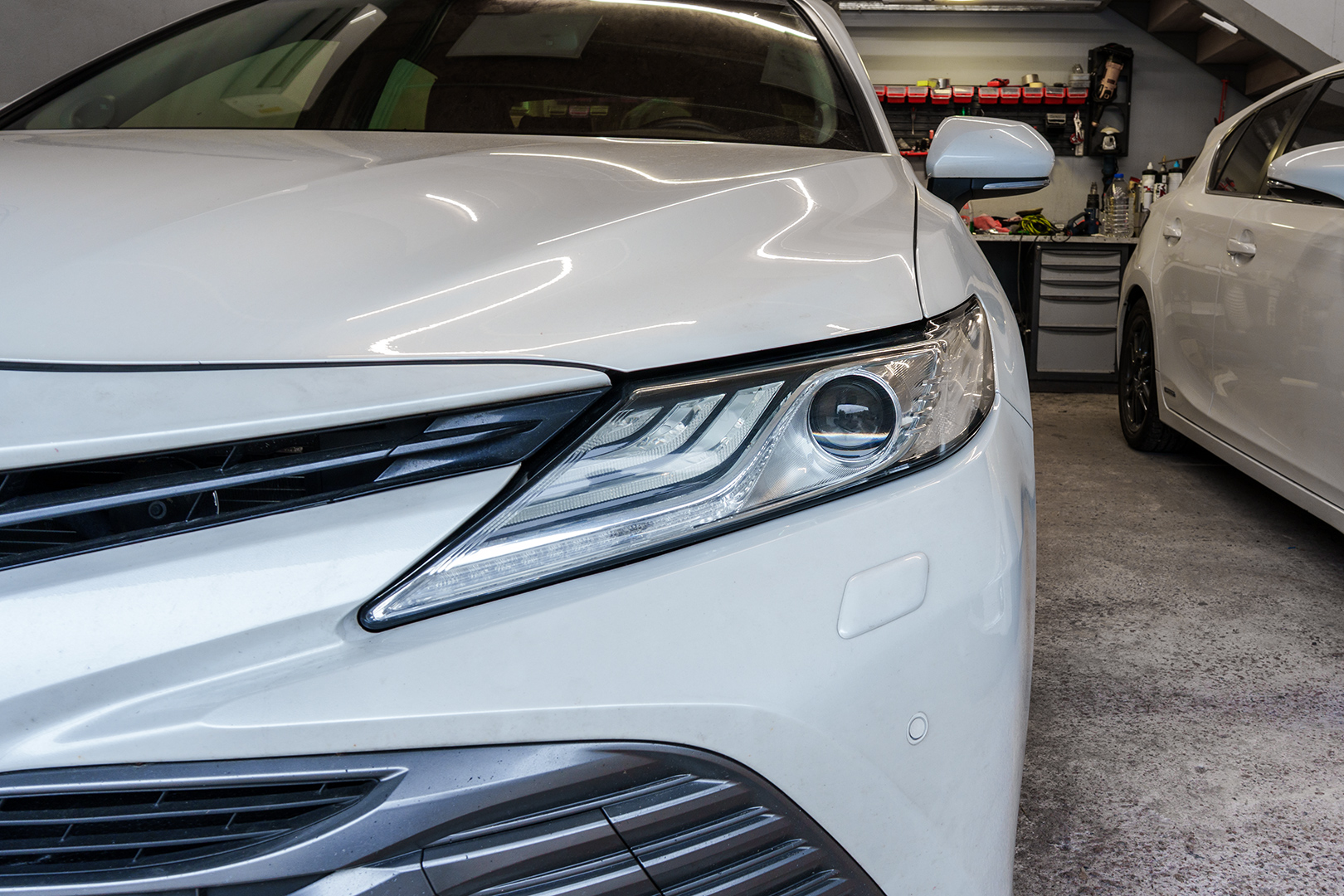 Toyota Camry XV70 заміна штатних LED-лінз на світлодіодні лінзи Bi-Led T-Rex 25 Pro