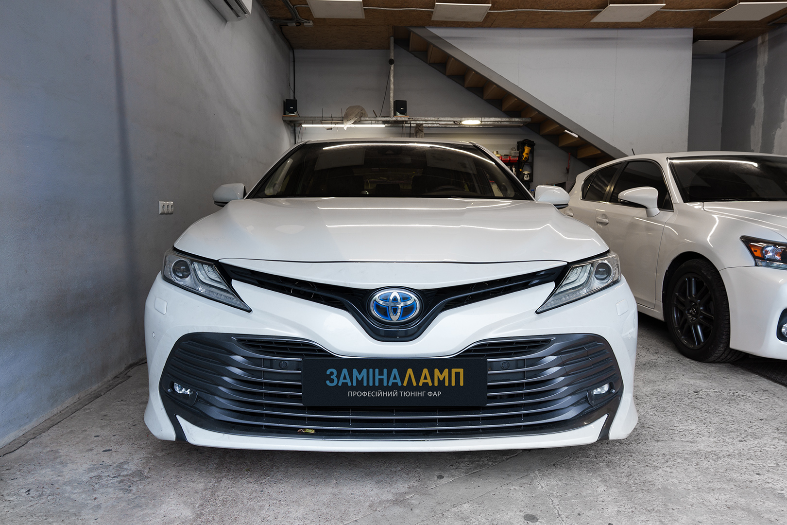 Toyota Camry XV70 заміна штатних LED-лінз на світлодіодні лінзи Bi-Led T-Rex 25 Pro