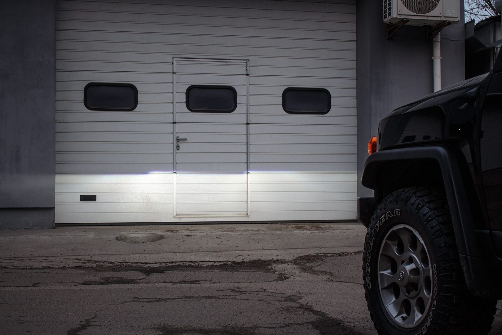 Toyota FJ Cruiser встановлення біксенонових лінз Hella 5 - Майстерня автосвітла ЗАМІНАЛАМП